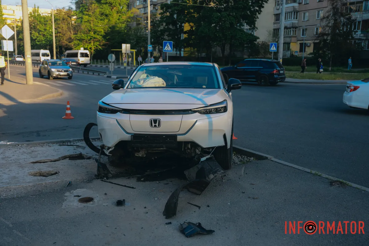 У Дніпрі на Перемозі-6 зіткнулись Volkswagen та Honda: останню відкинуло на тротуар