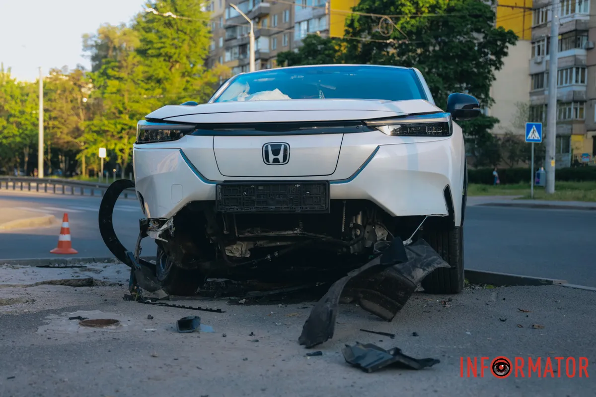 У Дніпрі на Перемозі-6 зіткнулись Volkswagen та Honda: останню відкинуло на тротуар