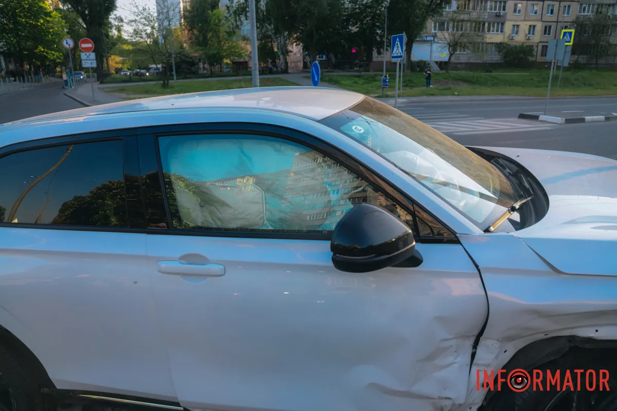У Дніпрі на Перемозі-6 зіткнулись Volkswagen та Honda: останню відкинуло на тротуар