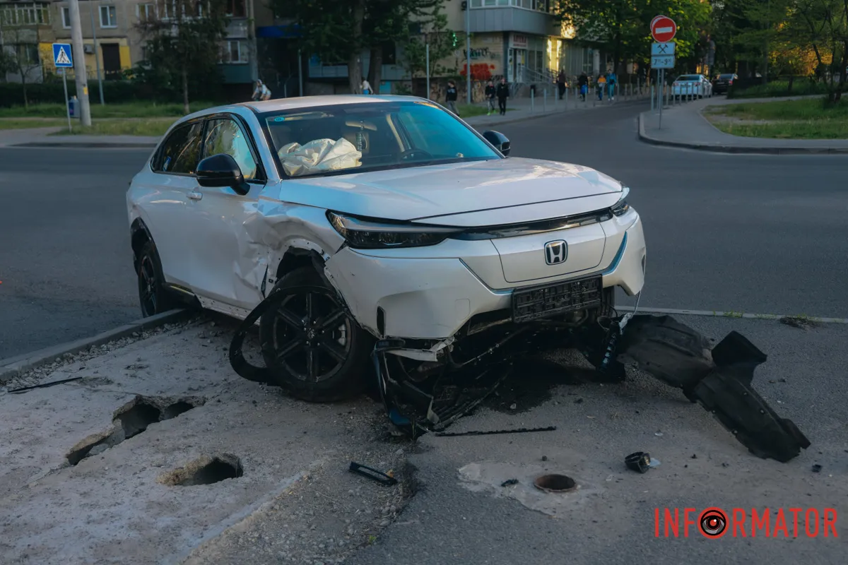 У Дніпрі на Перемозі-6 зіткнулись Volkswagen та Honda: останню відкинуло на тротуар