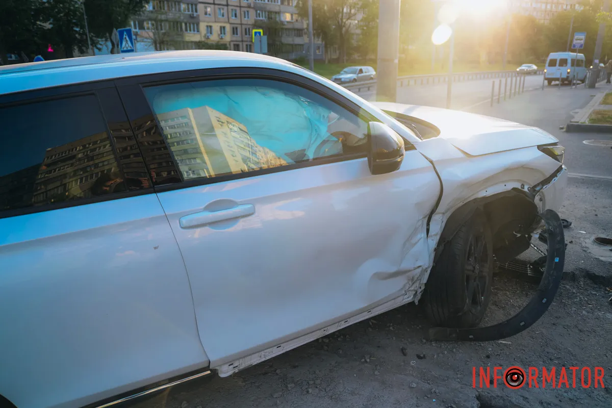 У Дніпрі на Перемозі-6 зіткнулись Volkswagen та Honda: останню відкинуло на тротуар