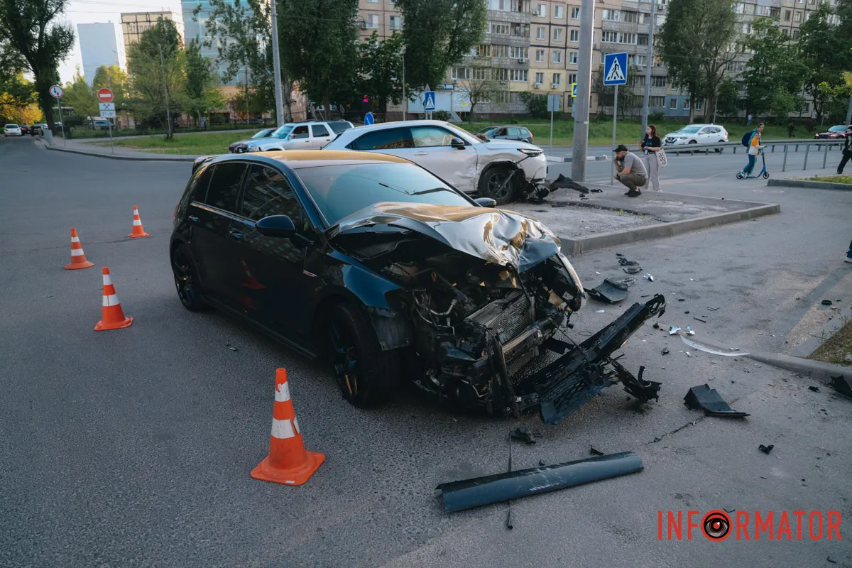 У Дніпрі на Перемозі-6 зіткнулись Volkswagen та Honda: останню відкинуло на тротуар