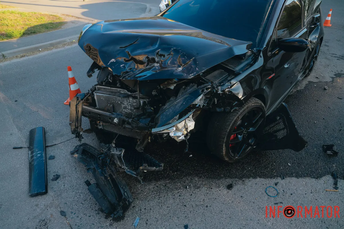 У Дніпрі на Перемозі-6 зіткнулись Volkswagen та Honda: останню відкинуло на тротуар