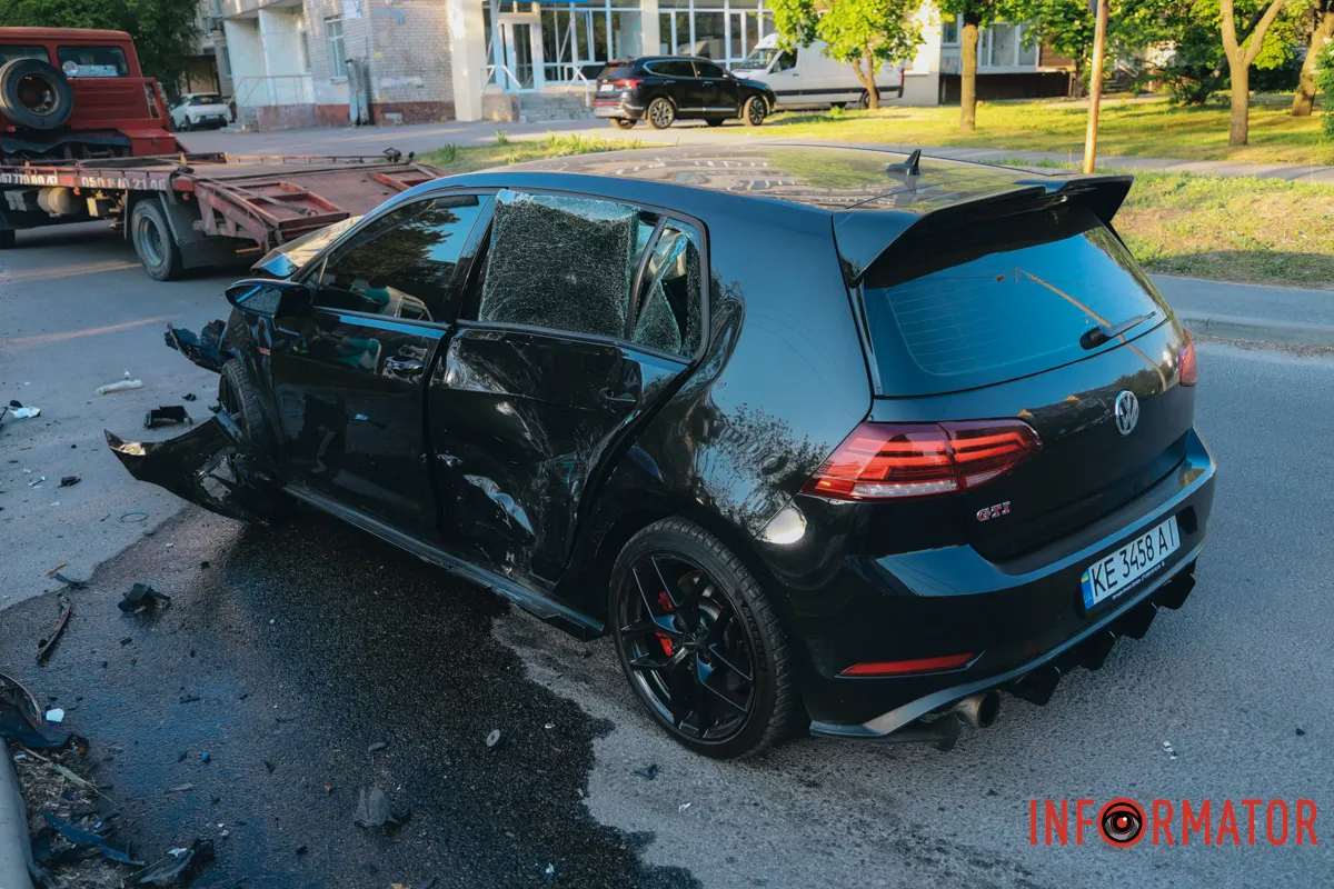 У Дніпрі на Перемозі-6 зіткнулись Volkswagen та Honda: останню відкинуло на тротуар