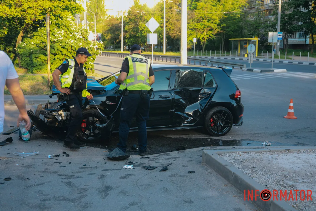 У Дніпрі на Перемозі-6 зіткнулись Volkswagen та Honda: останню відкинуло на тротуар