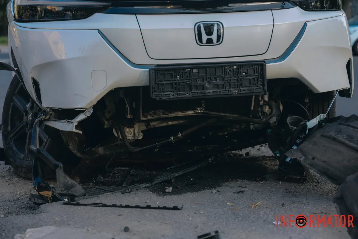 У Дніпрі на Перемозі-6 зіткнулись Volkswagen та Honda: останню відкинуло на тротуар