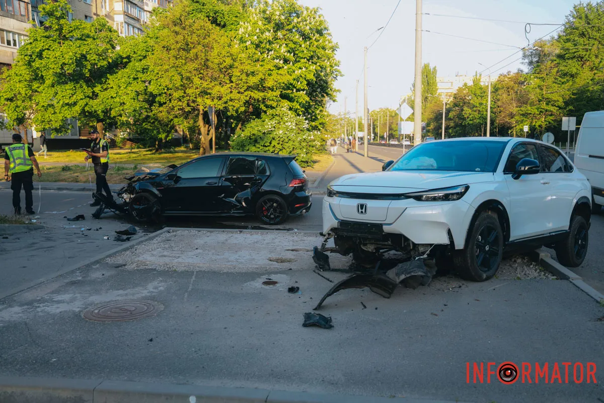 У Дніпрі на Перемозі-6 зіткнулись Volkswagen та Honda: останню відкинуло на тротуар
