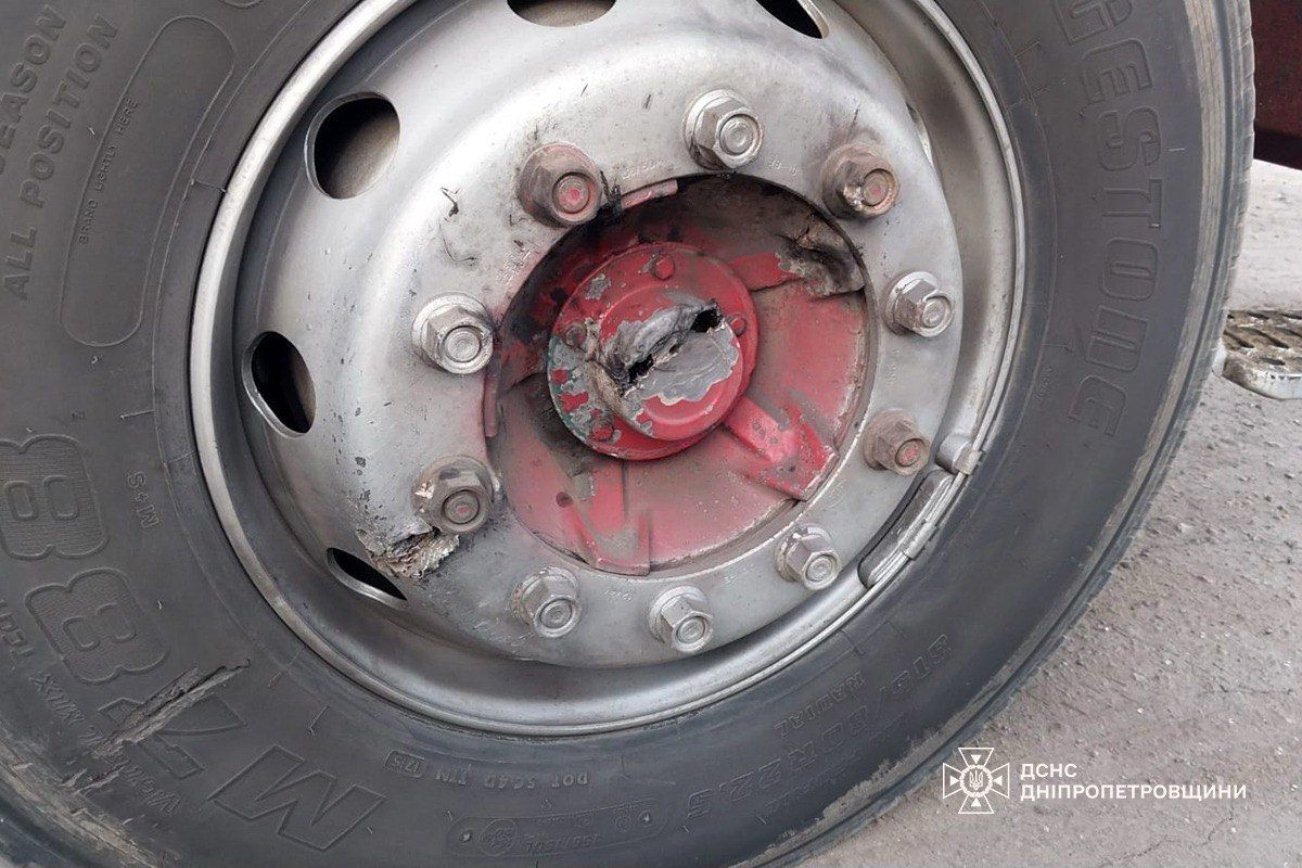 У Нікопольському районі росіяни атакували безпілотником автомобіль ДСНС: поранений рятувальник
