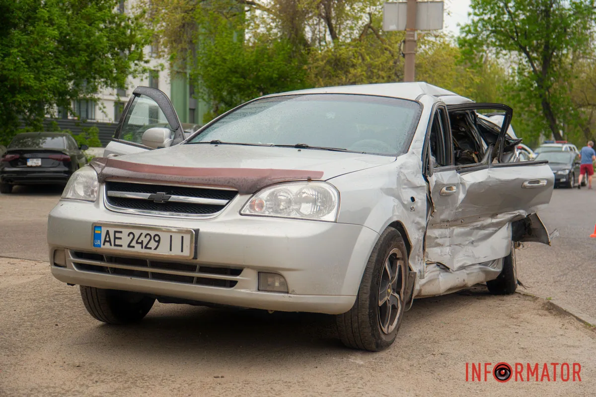 У Дніпрі на Космічній сталась аварія з автобусом та двома легковиками