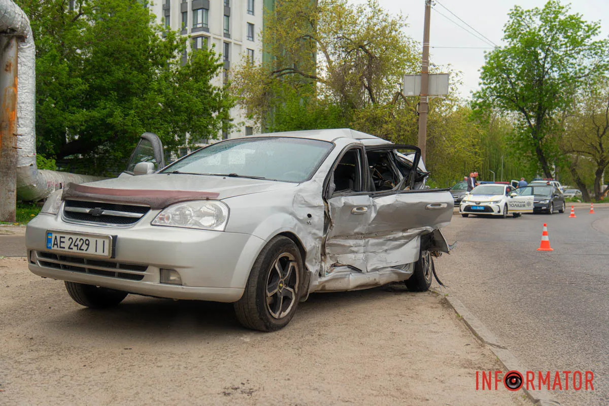 У Дніпрі на Космічній сталась аварія з автобусом та двома легковиками