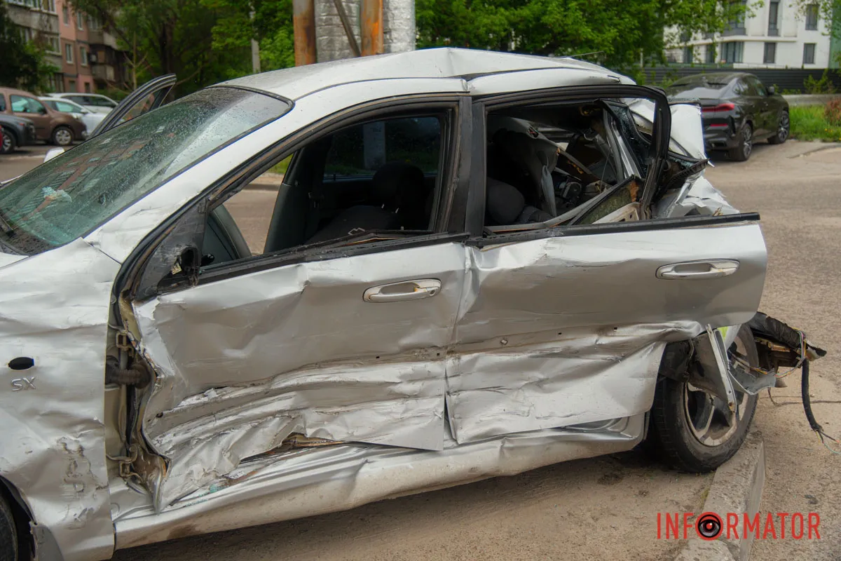 У Дніпрі на Космічній сталась аварія з автобусом та двома легковиками