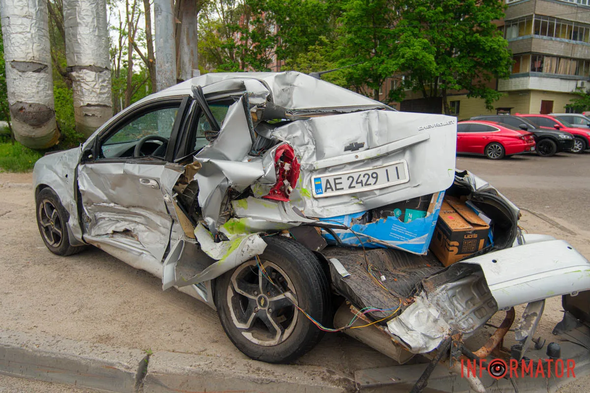У Дніпрі на Космічній сталась аварія з автобусом та двома легковиками