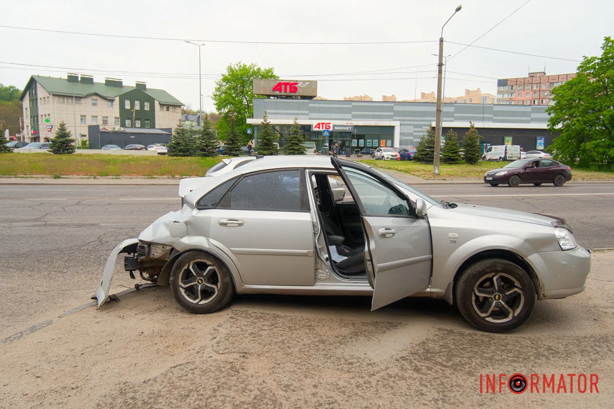 У Дніпрі на Космічній сталась аварія з автобусом та двома легковиками