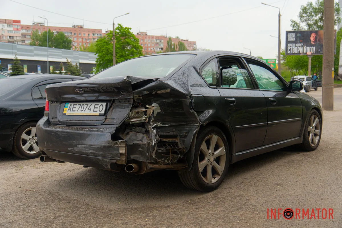 У Дніпрі на Космічній сталась аварія з автобусом та двома легковиками