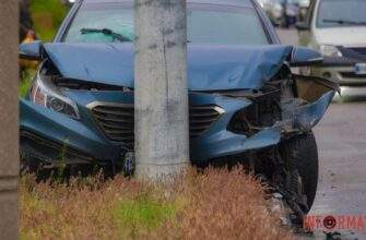 На Січеславській Набережній у Дніпрі зіткнулись Chevrolet та Hyundai: останній врізався в стовп