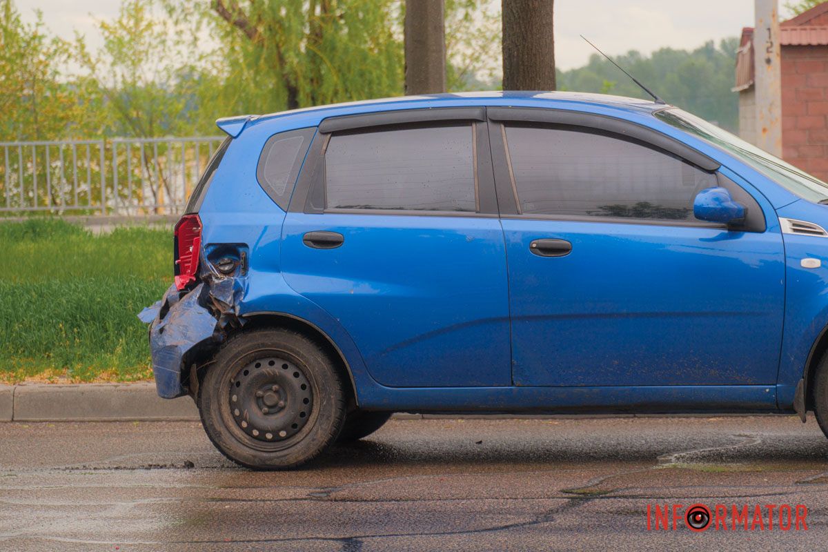 На Січеславській Набережній у Дніпрі зіткнулись Chevrolet та Hyundai: останній врізався в стовп