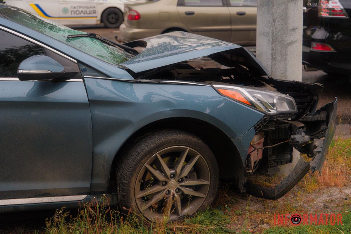 На Січеславській Набережній у Дніпрі зіткнулись Chevrolet та Hyundai: останній врізався в стовп