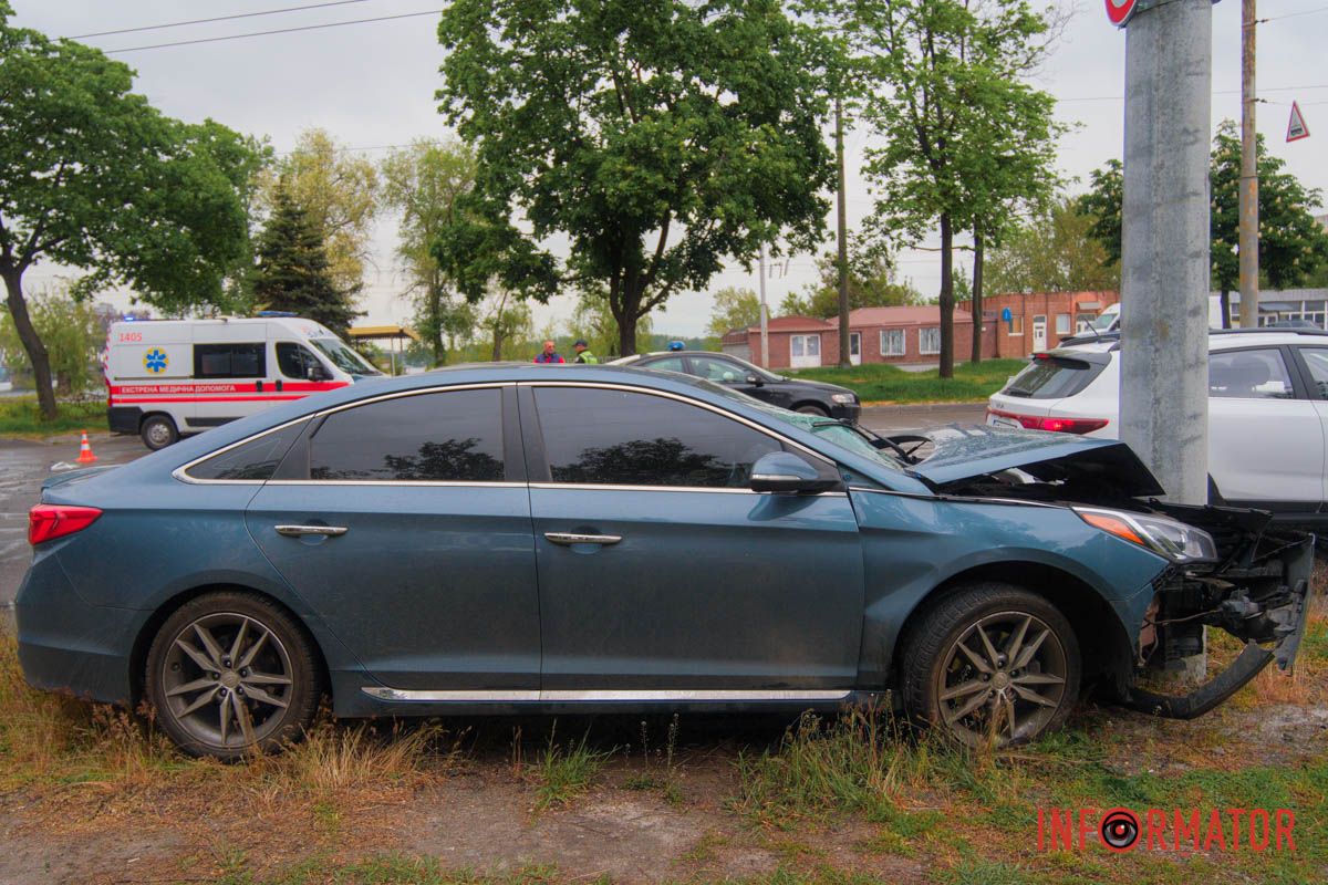 На Січеславській Набережній у Дніпрі зіткнулись Chevrolet та Hyundai: останній врізався в стовп