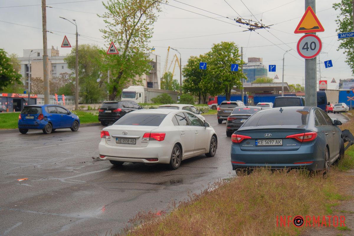 На Січеславській Набережній у Дніпрі зіткнулись Chevrolet та Hyundai: останній врізався в стовп