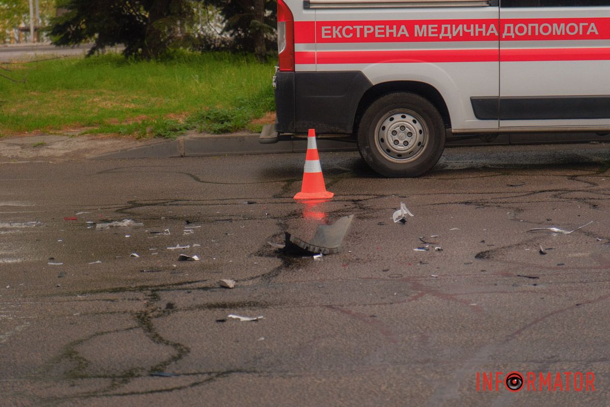 На Січеславській Набережній у Дніпрі зіткнулись Chevrolet та Hyundai: останній врізався в стовп