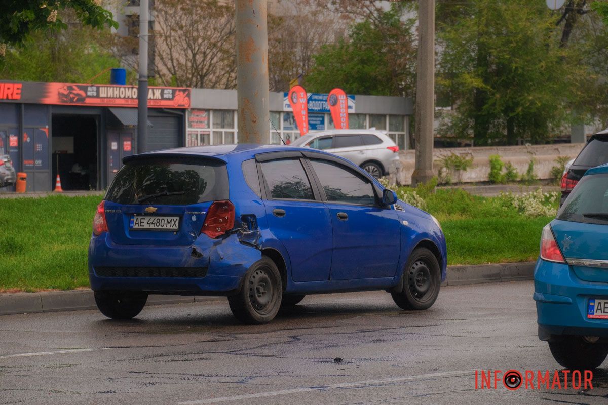 На Січеславській Набережній у Дніпрі зіткнулись Chevrolet та Hyundai: останній врізався в стовп