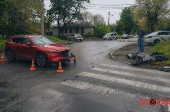 У Дніпрі на Щепкіна зіштовхнулися мотоцикліст та Mazda: є постраждалий