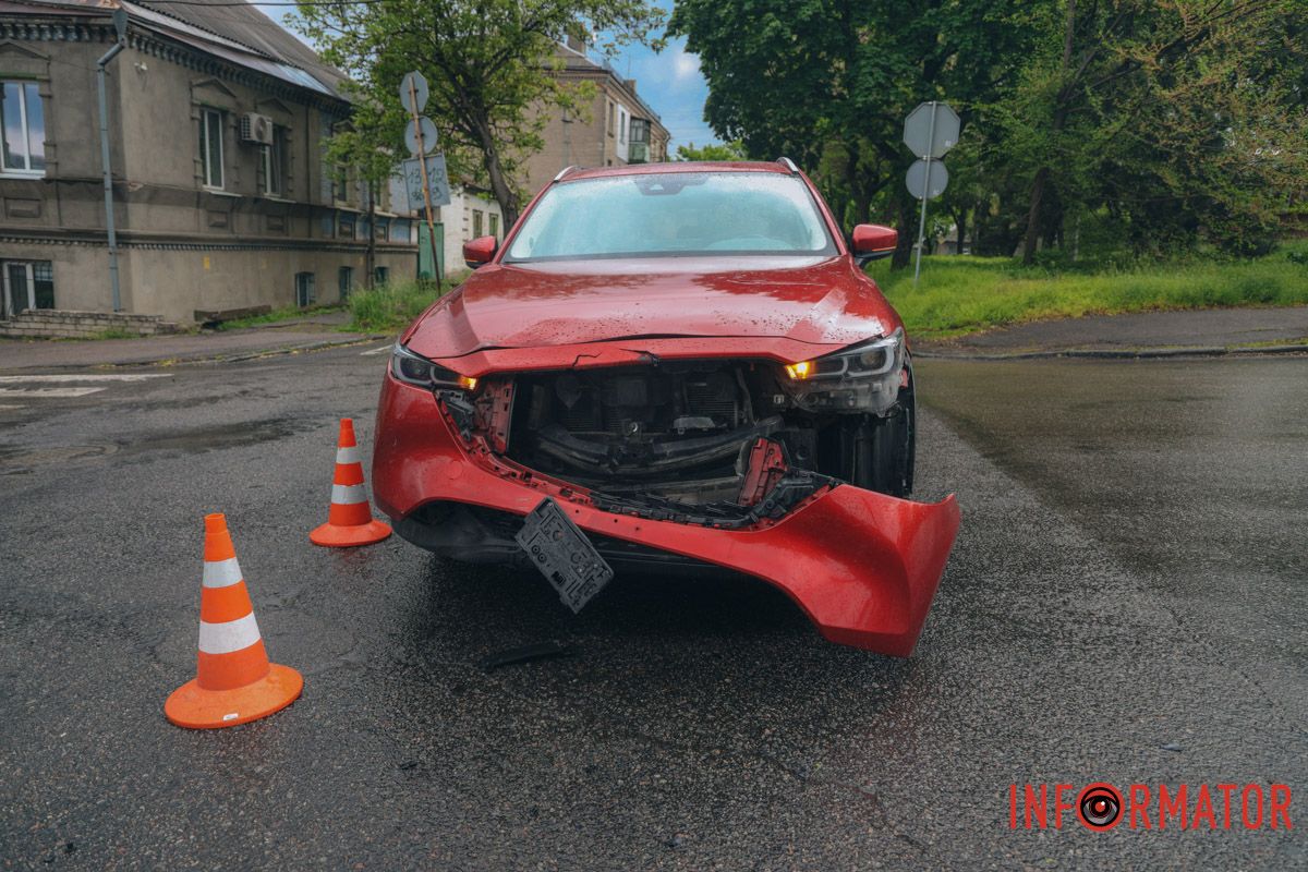 У Дніпрі на Щепкіна зіштовхнулися мотоцикліст та Mazda: є постраждалий