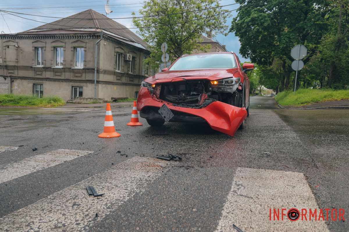 У Дніпрі на Щепкіна зіштовхнулися мотоцикліст та Mazda: є постраждалий