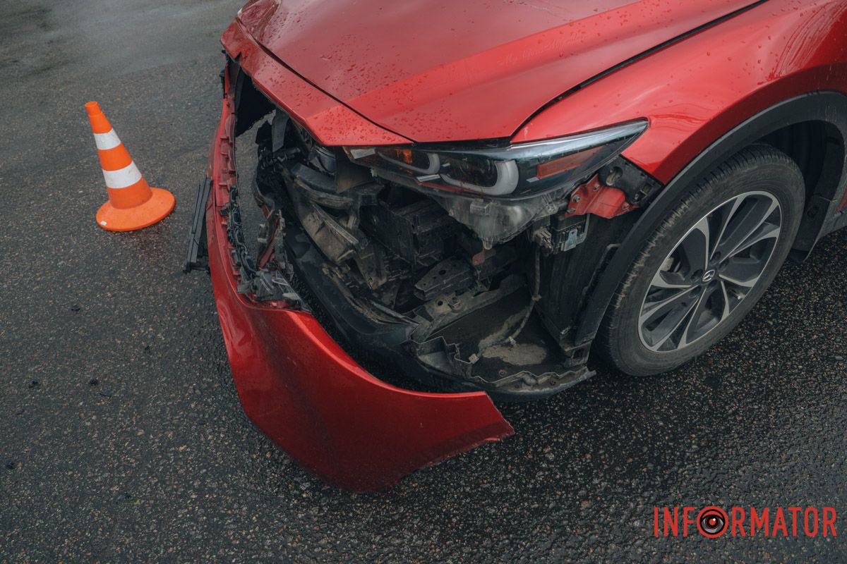 У Дніпрі на Щепкіна зіштовхнулися мотоцикліст та Mazda: є постраждалий