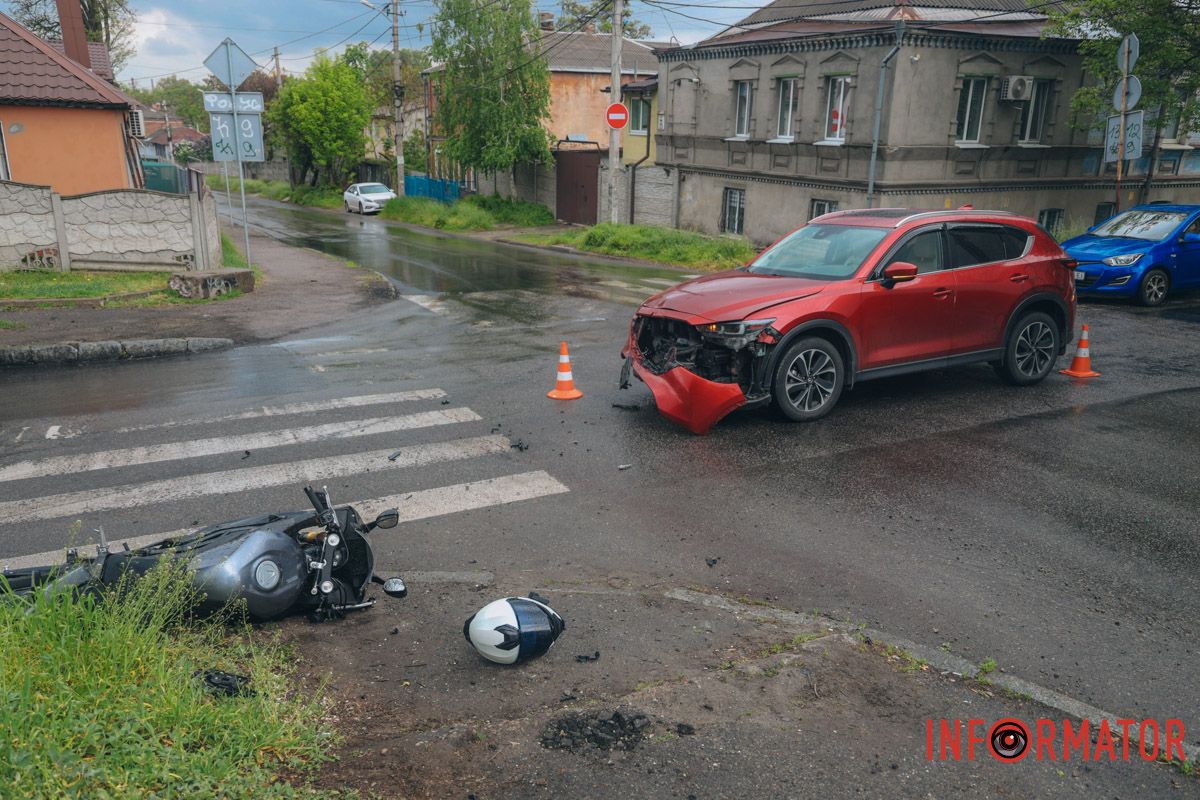 У Дніпрі на Щепкіна зіштовхнулися мотоцикліст та Mazda: є постраждалий