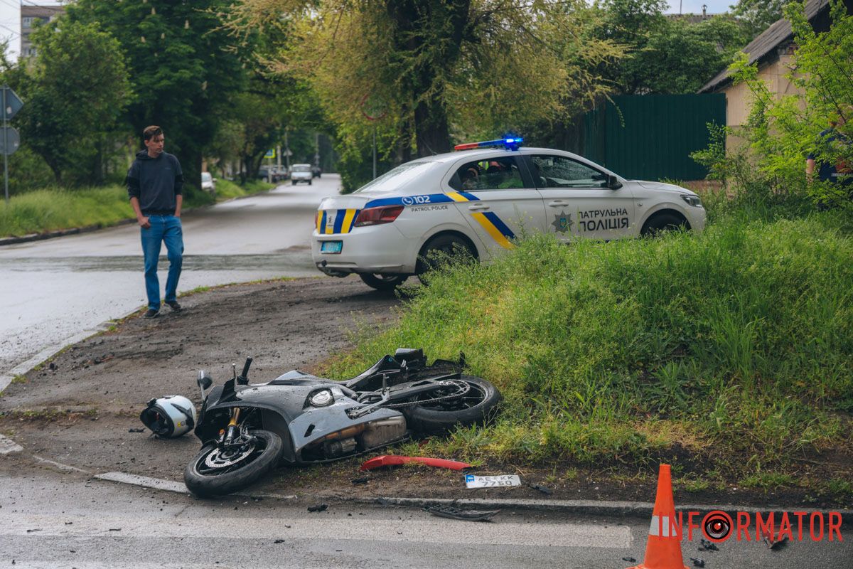 У Дніпрі на Щепкіна зіштовхнулися мотоцикліст та Mazda: є постраждалий