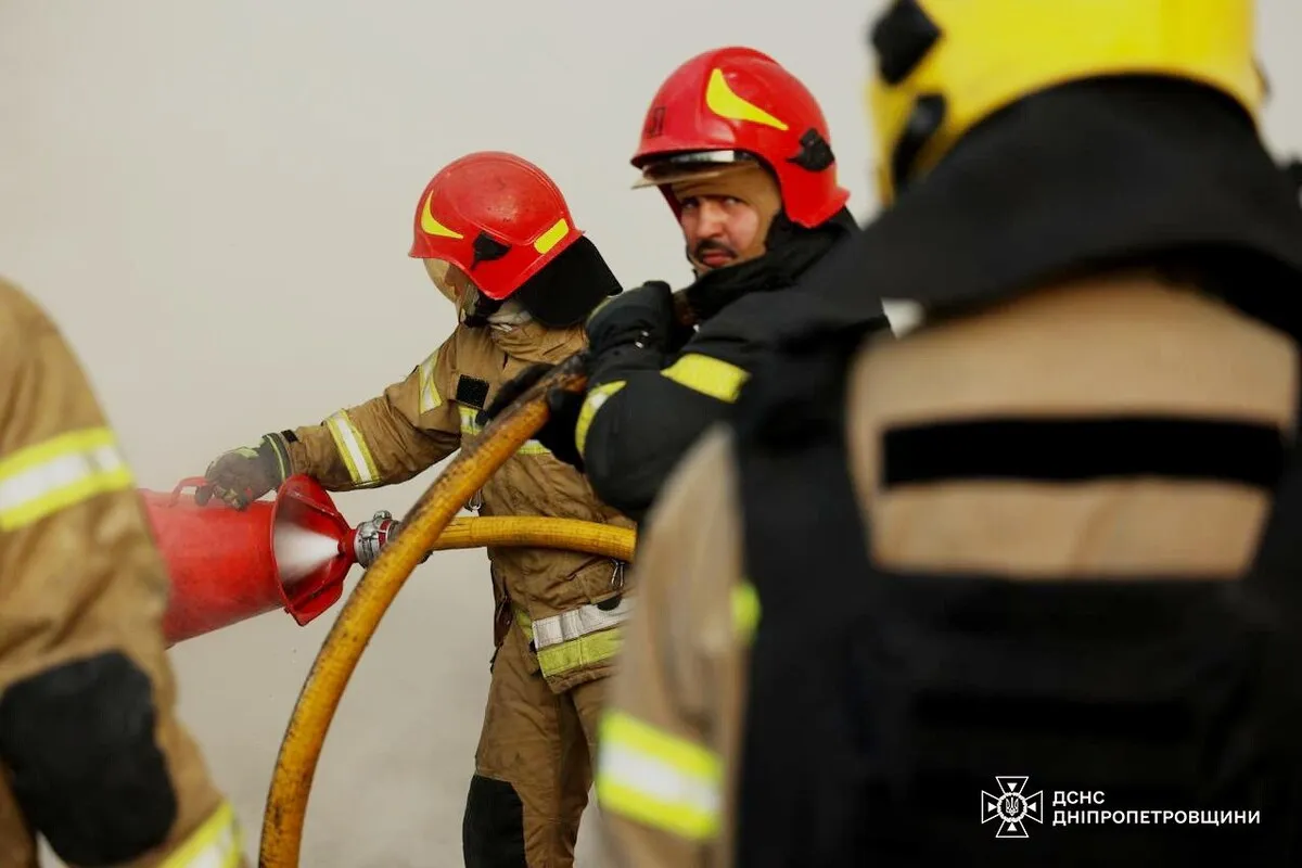 у Самарівському районі рятувальники ліквідовують масштабну пожежу