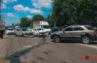 У Дніпрі на Січеславській Набережній сталася потрійна ДТП: є постраждалий