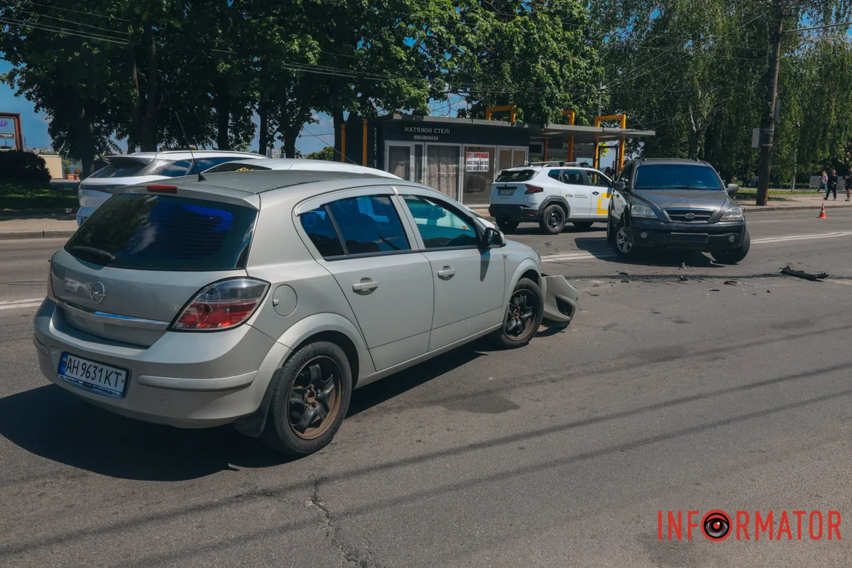 У Дніпрі на Січеславській Набережній сталася потрійна ДТП: є постраждалий