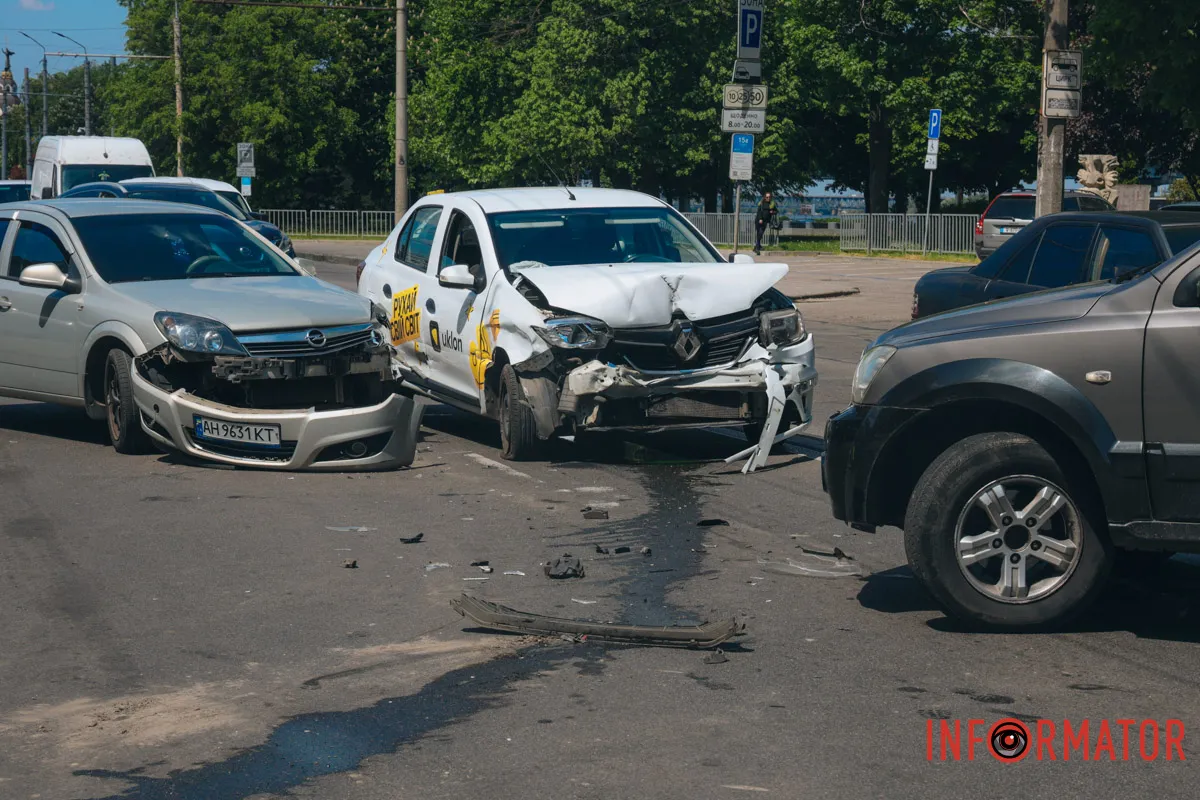 У Дніпрі на Січеславській Набережній сталася потрійна ДТП: є постраждалий