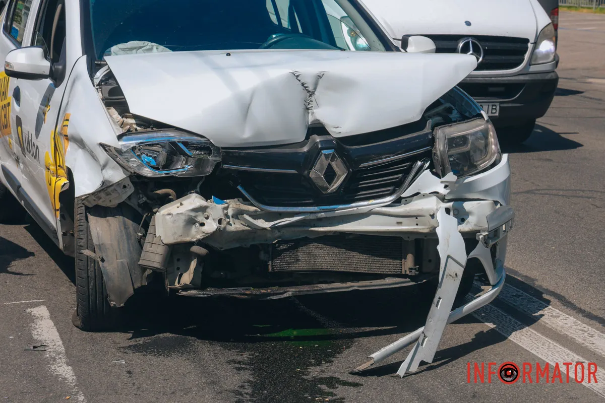 У Дніпрі на Січеславській Набережній сталася потрійна ДТП: є постраждалий