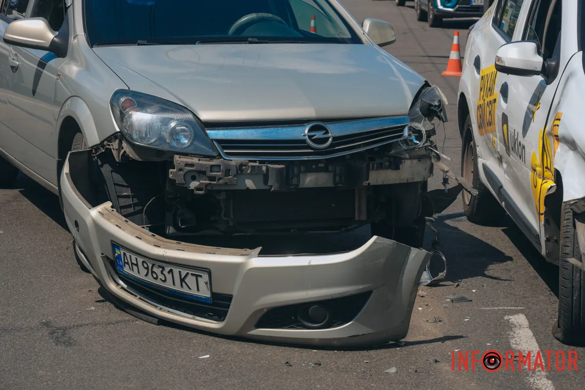 У Дніпрі на Січеславській Набережній сталася потрійна ДТП: є постраждалий
