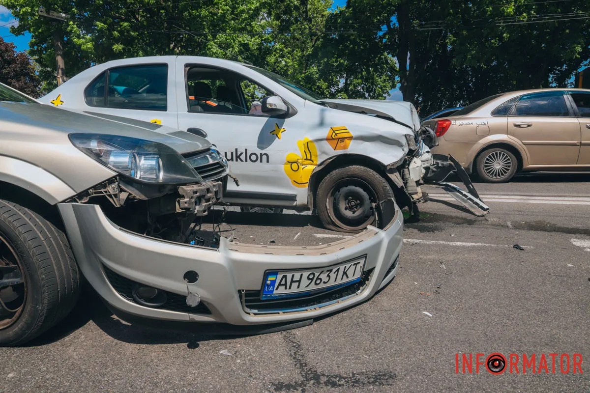 У Дніпрі на Січеславській Набережній сталася потрійна ДТП: є постраждалий
