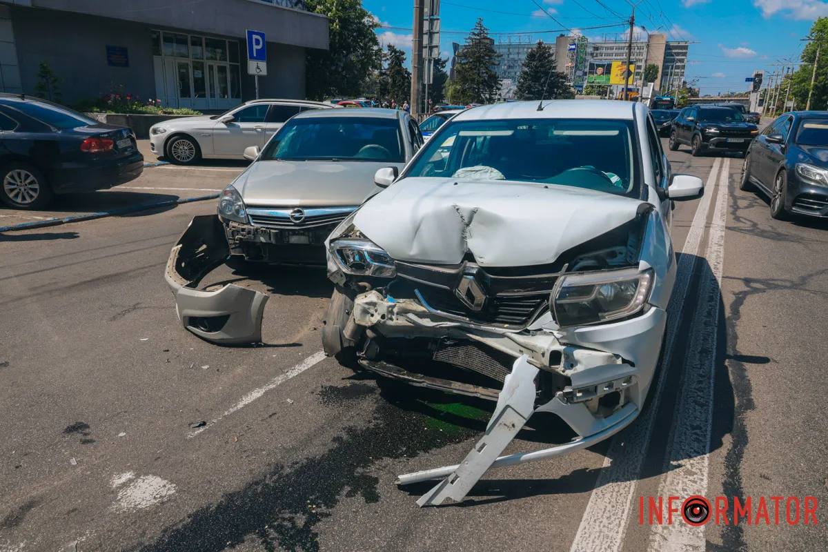 У Дніпрі на Січеславській Набережній сталася потрійна ДТП: є постраждалий