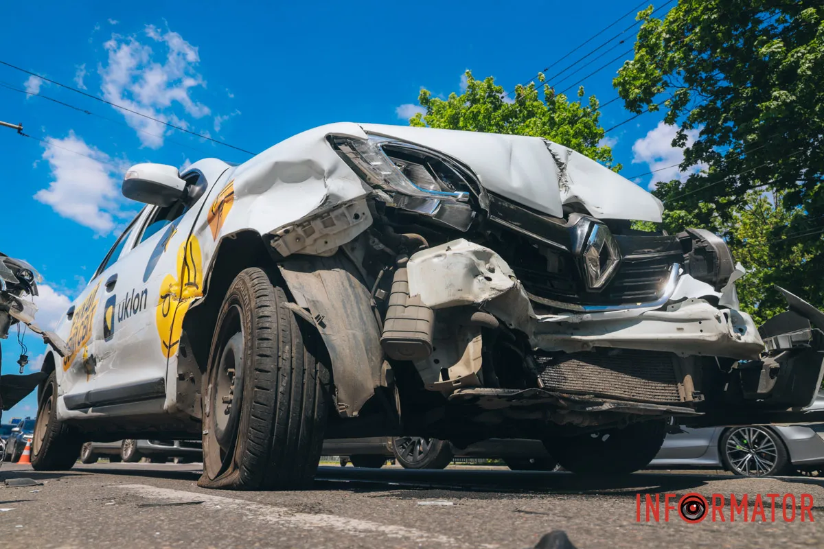 У Дніпрі на Січеславській Набережній сталася потрійна ДТП: є постраждалий