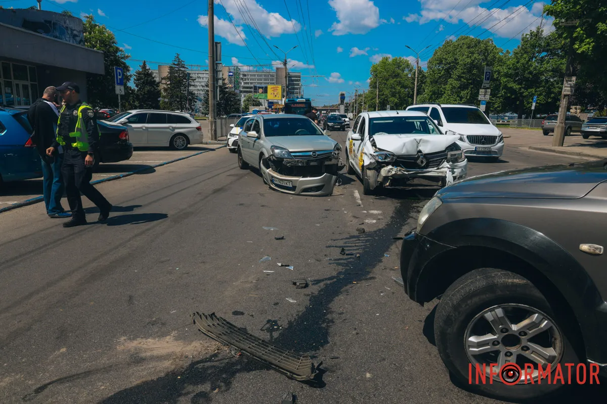 У Дніпрі на Січеславській Набережній сталася потрійна ДТП: є постраждалий