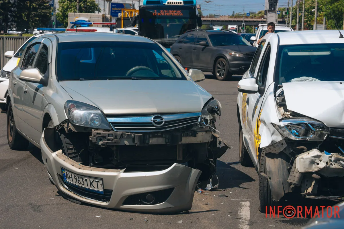 У Дніпрі на Січеславській Набережній сталася потрійна ДТП: є постраждалий