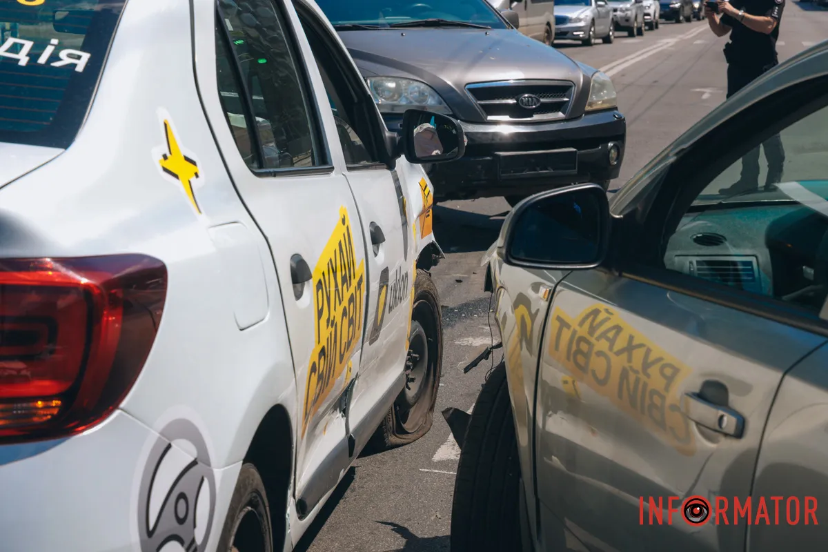 У Дніпрі на Січеславській Набережній сталася потрійна ДТП: є постраждалий