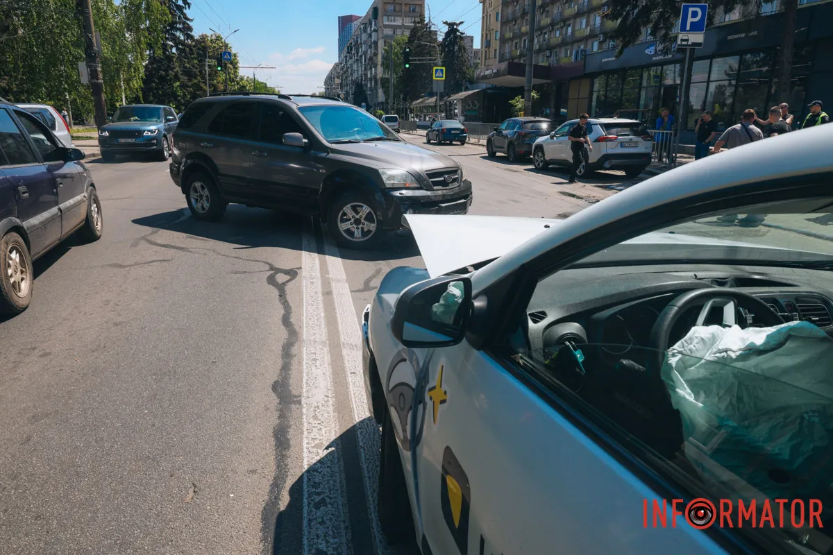 У Дніпрі на Січеславській Набережній сталася потрійна ДТП: є постраждалий