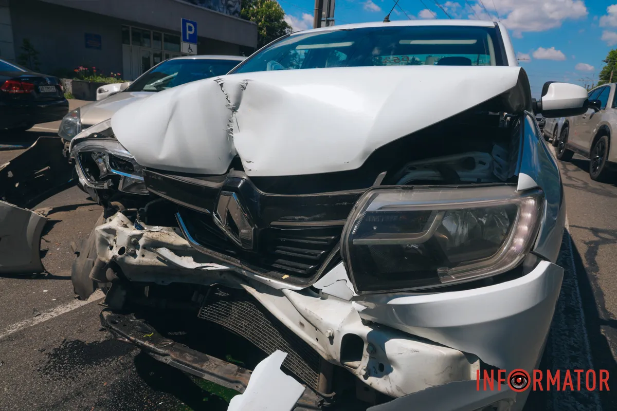У Дніпрі на Січеславській Набережній сталася потрійна ДТП: є постраждалий