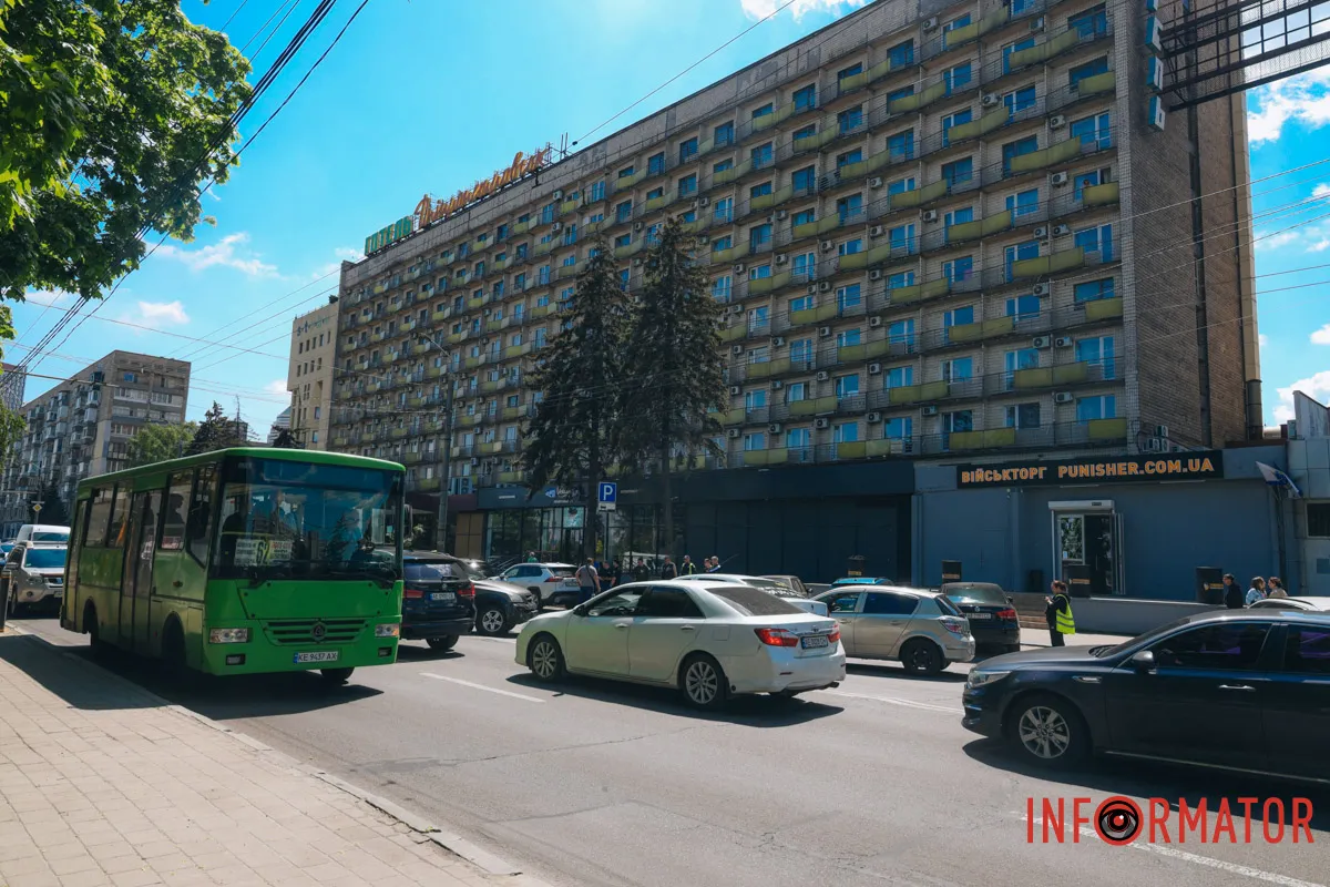 У Дніпрі на Січеславській Набережній сталася потрійна ДТП: є постраждалий