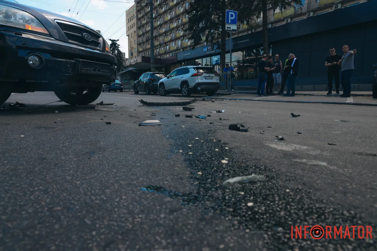 У Дніпрі на Січеславській Набережній сталася потрійна ДТП: є постраждалий