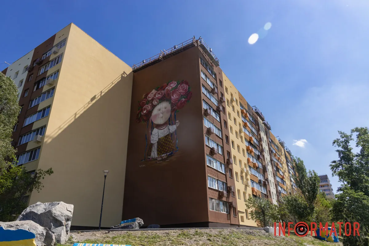 у Дніпрі відновили легендарний мурал на Калиновій