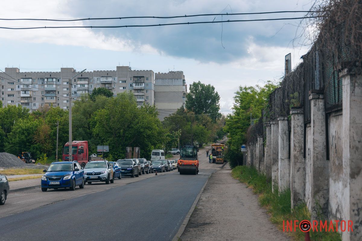 У Дніпрі на вулиці Янтарній звузили проїжджу частину: рух ускладнений