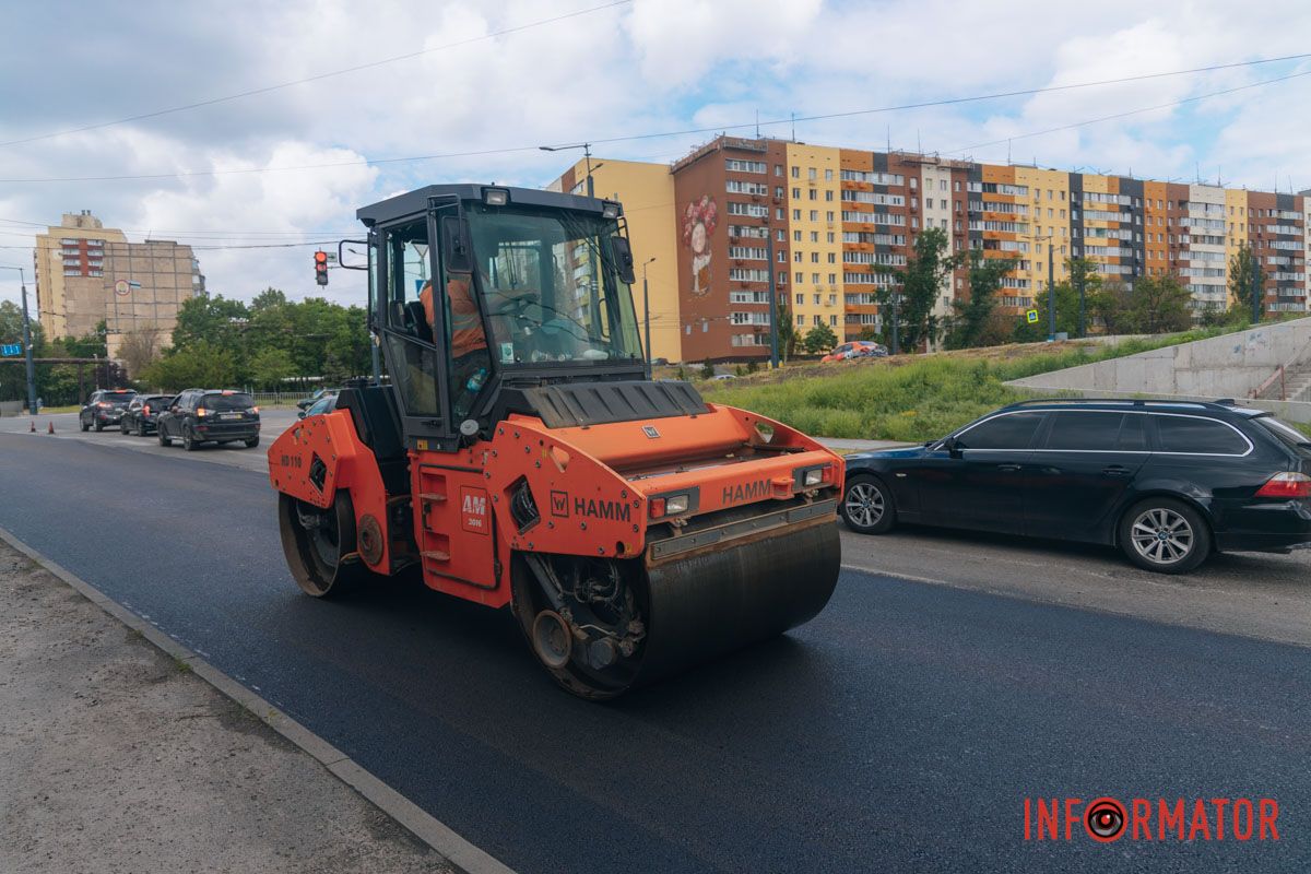 У Дніпрі на вулиці Янтарній звузили проїжджу частину: рух ускладнений